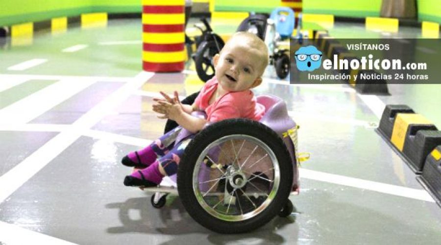 Evelyn Moor, la bebé de 15 meses que conmueve al mundo con su silla de ruedas fabricada por sus padres