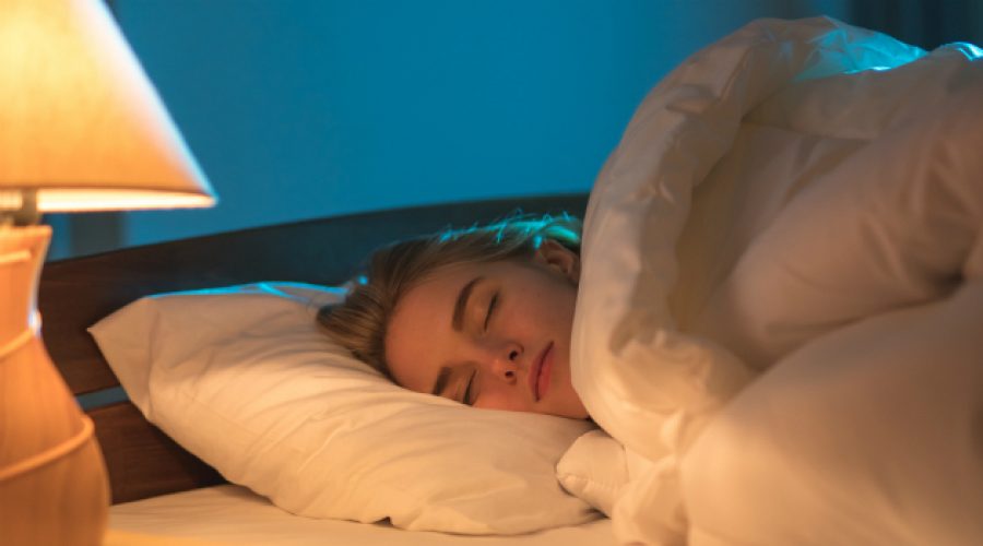 Dormir con la luz encendida favorece a la obesidad