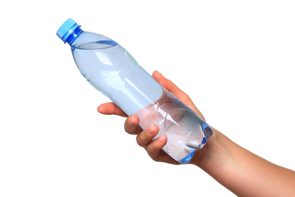 Las razones del porqué debes evitar tomar agua en botella plástica