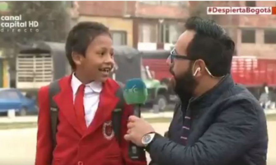 Este niño prefirió llegar temprano al colegio que salir en televisión. ¡Divino!