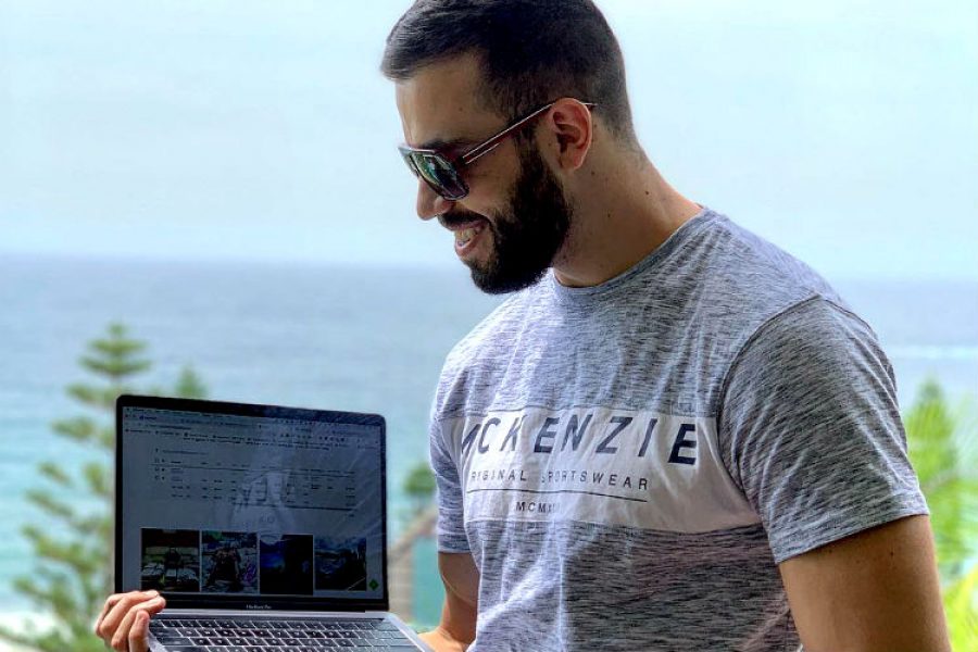 ¡A ponernos la mejor pinta! Este guapo multimillonario busca una asistente que lo acompañe a viajar por el mundo