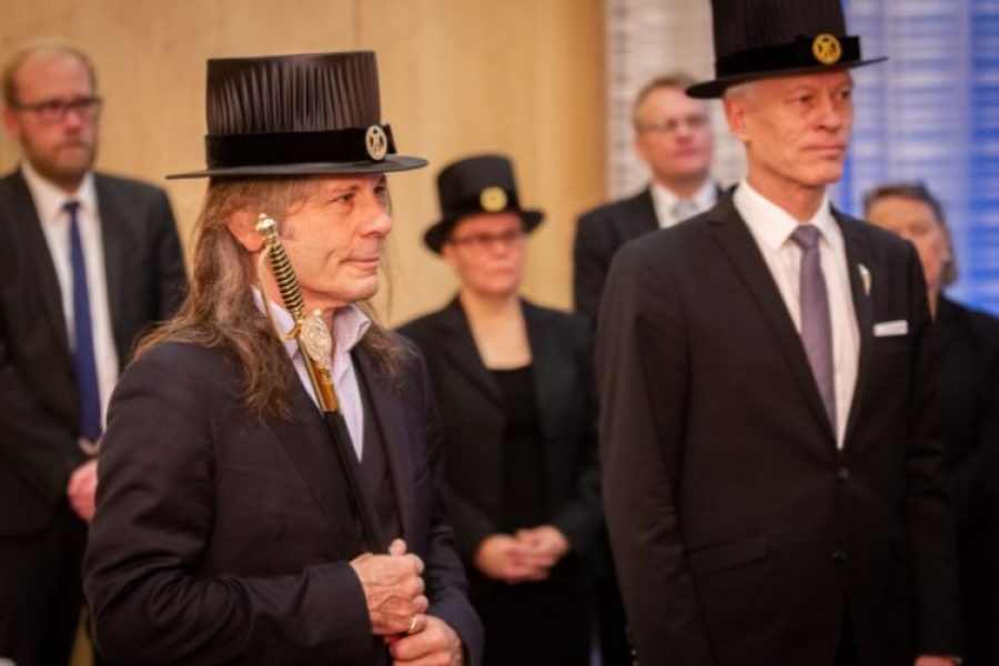 La lección de una estrella de rock: recibe título de doctor honoris causa por sus capacidades