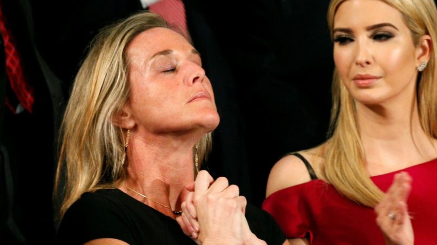El emotivo homenaje de Donald Trump a la viuda de un militar muerto en combate