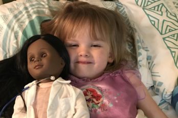 “¿No quieres una como tú?”: niña de 2 años le explica a una cajera por qué escogió una muñeca negra
