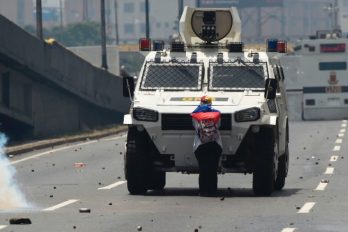 Foto de mujer que desafía una tanqueta en Venezuela da la vuelta al mundo