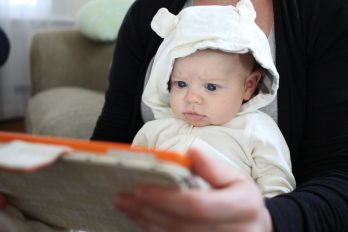 Dejar que un bebé juegue con un iPad puede afectar su comunicación