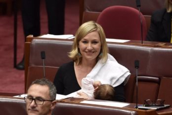 Un senadora australiana hace historia al amamantar a su bebé en el Parlamento