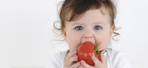Comer salsa de tomate con alimentos