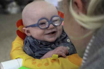Este bebé ve por primera vez a su madre gracias a sus nuevos anteojos. Su reacción te dejará con la boca abierta