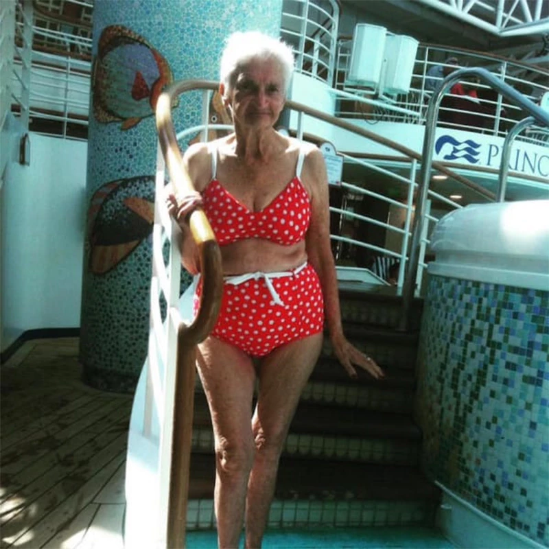 abuela en bikini 2