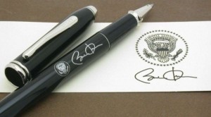 Obama usa bolígrafos personalizados