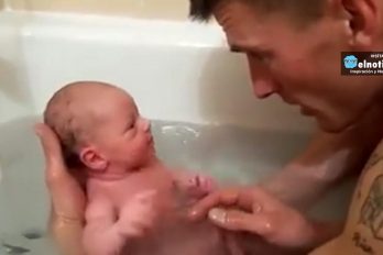 Primer baño con papá ¡Que ternura!