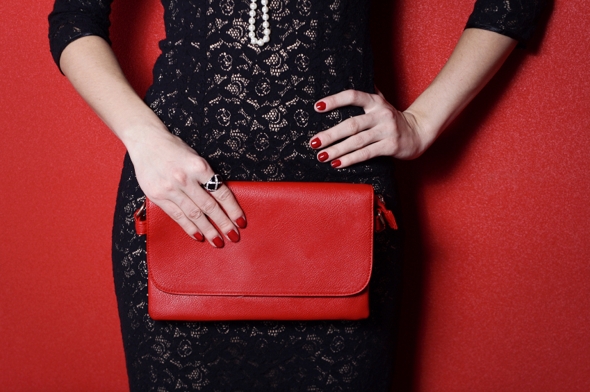 mujer con cartera roja