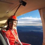 El increíble vuelo de una paracaidista sobre un volcán activo en Chile
