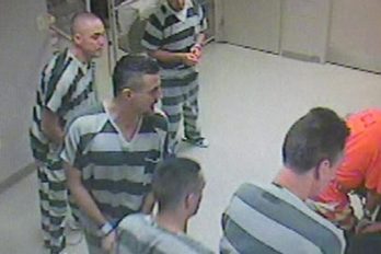 Los presos que escaparon de la celda para salvar a un guardia inconsciente
