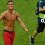 Cristiano Ronaldo mostrando sus abdominales