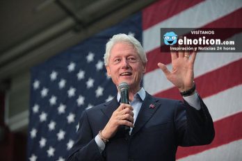 El momento en el que Bill Clinton se durmió en un discurso de su esposa Hillary