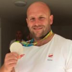 atleta-polaco-pone-en-subasta-su-medalla-para-ayudar-a-un-nino-con-cancer_369419