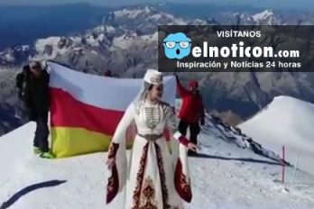 Esta mujer baila en la cima del monte Elbrús, una de las montañas más altas de Europa