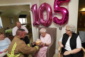 Cumplía 105 años y quería un solo peculiar regalo; un bombero sexy con tatuajes ¡Sueño hecho realidad!