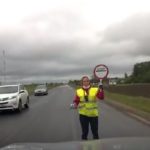 Esta mujer baila mientras da el paso al tráfico en Estonia