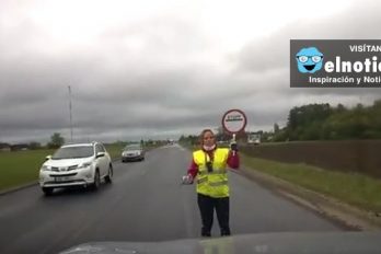Esta mujer baila mientras da el paso al tráfico en Estonia ¡Que gracioso!