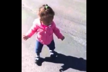 Esta niña se asusta al ver su propia sombra por primera vez ¡Es muy tierna!