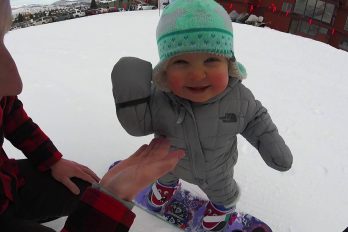 Una bebé con talento para el snowboard ¡Qué ternura!