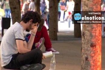 Alejandro Saldarriega, el joven en Medellín que escucha historia de amor y desamor  a cambio de un abrazo