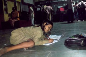 Esta niña va todos los días a la estación de metro a hacer sus tareas porque no tiene luz en su casa