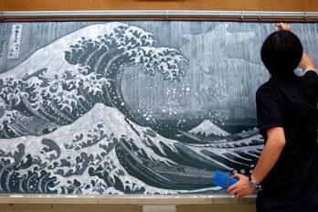 Este profesor japonés deslumbra a sus estudiantes con impresionantes obras de arte en la pizarra
