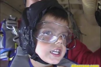 Este niño no le teme a nada, con 5 años y saltando en paracaídas ¡Impresionante!