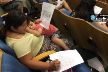 La foto que emociona: una madre rindió un examen con su hija en brazos