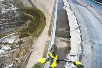 Este ciclista recorrió la barandilla de un dique a 200 metros de altura. ¡Qué vértigo!