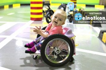 A los 15 meses tuvo varias quimioterapias y conmueve al mundo con silla de ruedas fabricada por sus padres