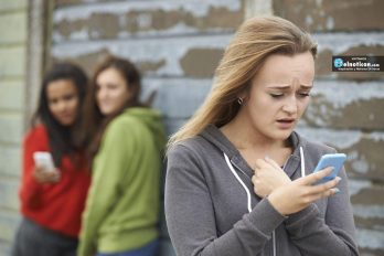 Nada de móvil para menores de 12 años, y sin whatsapp hasta los 16: autoridades explican los peligros