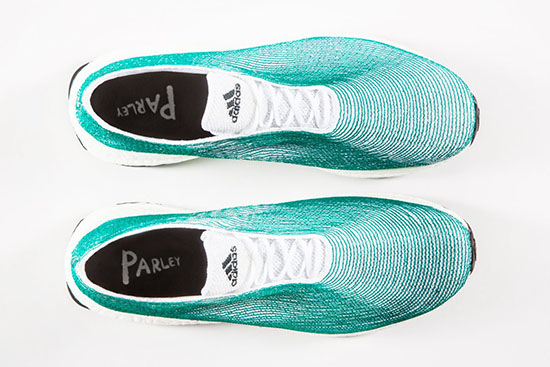 Adidas fabrica y vende zapatillas hechas con plásticos recolectados del océano 