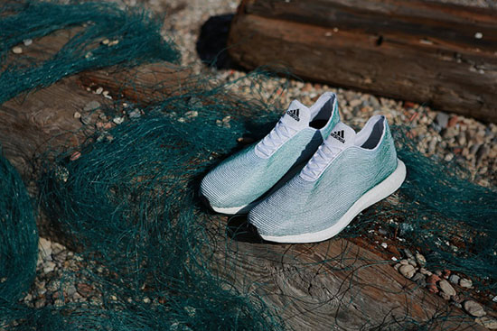 Adidas fabrica y vende zapatillas hechas con plásticos recolectados del océano 