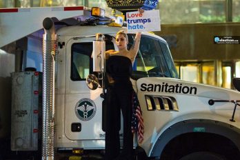 Lady Gaga protesta frente al Trump Tower en Nueva York