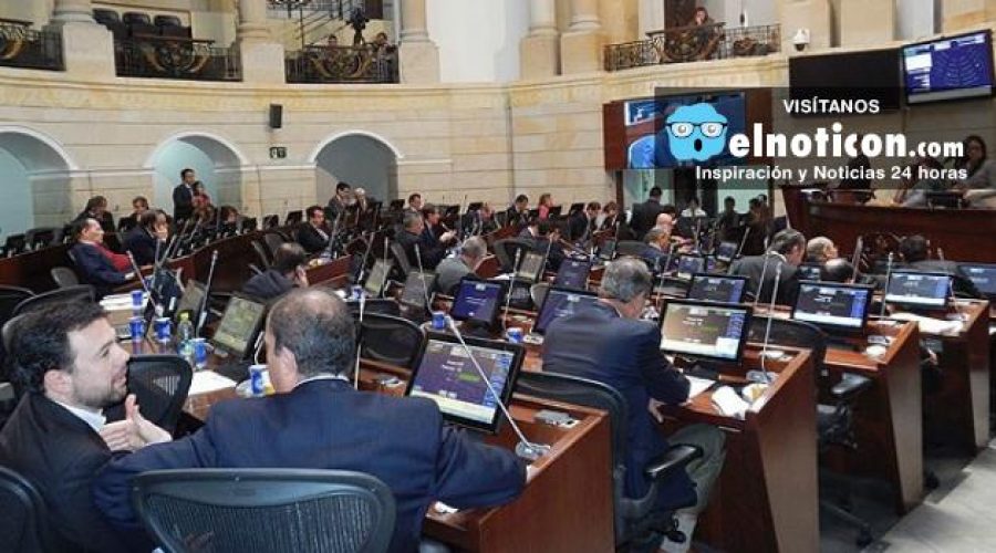 Aumento del salario de congresistas no podría ser superior al salario mínimo