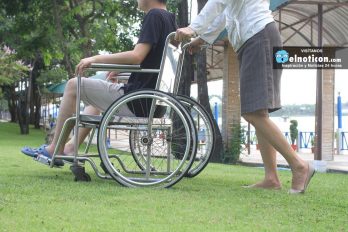 Los universitarios que crearon la primera silla de ruedas que se controla con la mirada