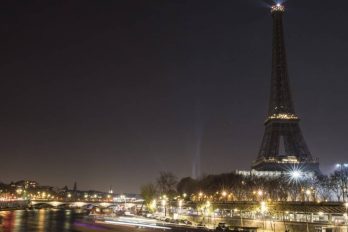La Torre Eiffel apaga sus luces como apoyo a la tregua en Alepo