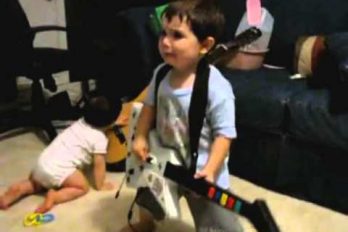 Cuando Guitar Hero te hace ver como todo un rockero… ¡A los dos años! Este pequeño te enloquecerá