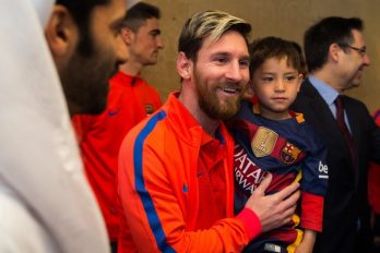 ¡Qué tierno! Murtaza Ahmadi, el niño de la camiseta de ‘plástico’, conoció a Messi y no se le quiso despegar ni un instante