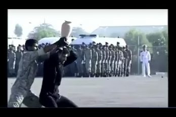 ¡Qué oso! Soldados iraníes hacen una exhibición digna de un acto de comedia, ¡delante de los altos mandos!