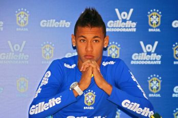 Un rival se arrodillo ante Neymar y le pidió que no lo dejara en ridículo