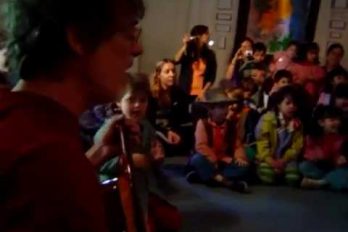 El bello e inédito video de Spinetta cantando en un jardín infantil. ¡’Flaco’, seguis siendo grande!