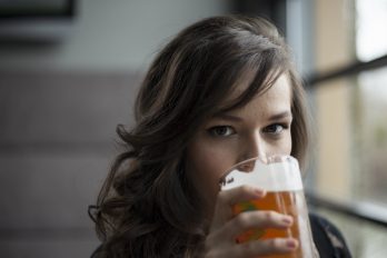 ¿Te gusta la cerveza? 5 beneficios que esta bebida da a tu cabello
