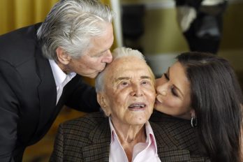 La familiar fiesta de cine de Kirk Douglas: así celebra una leyenda de Hollywood su cumpleaños número 100