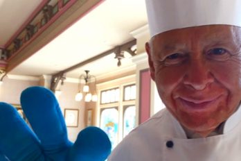 La historia del hombre que lleva trabajando 60 años en Disneyland, ¡un gran ejemplo de dedicación!